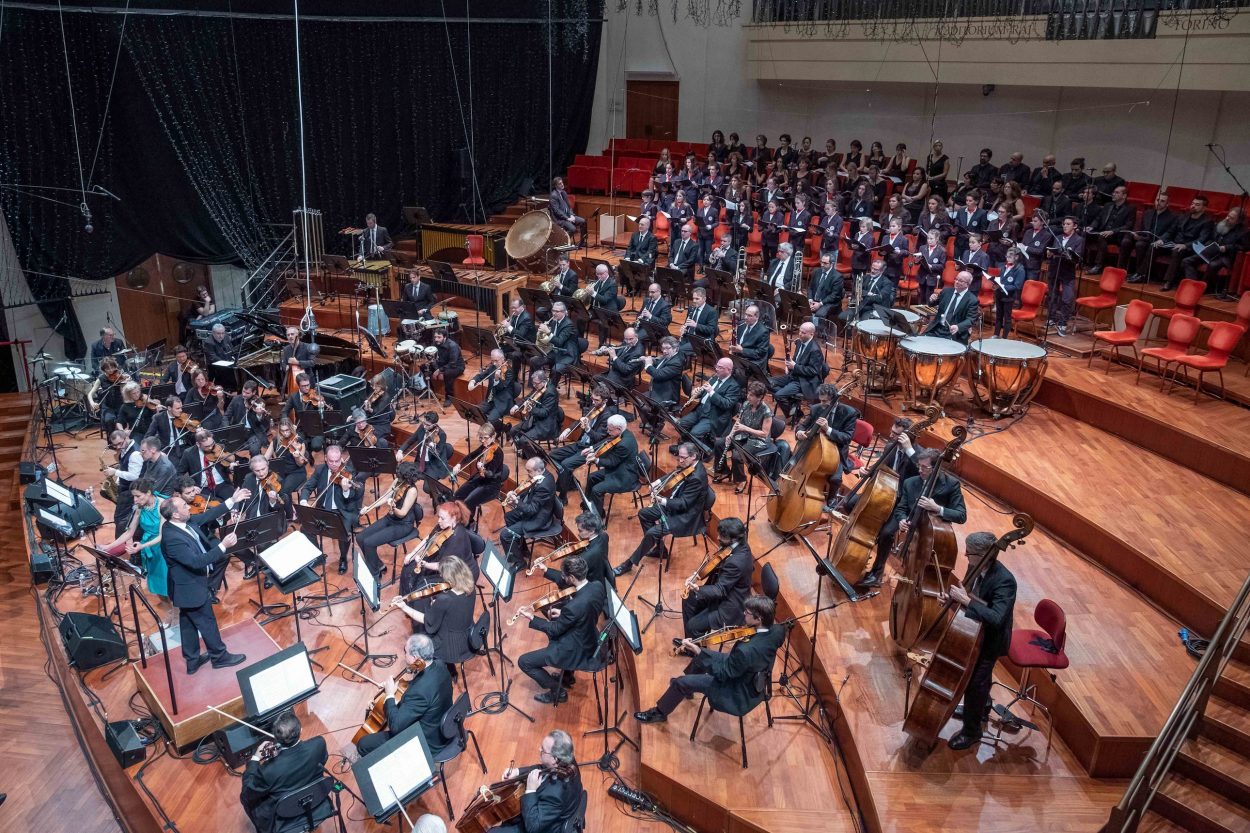 Stefano Fonzi dirige l'orchestra sinfonica nazionale della Rai